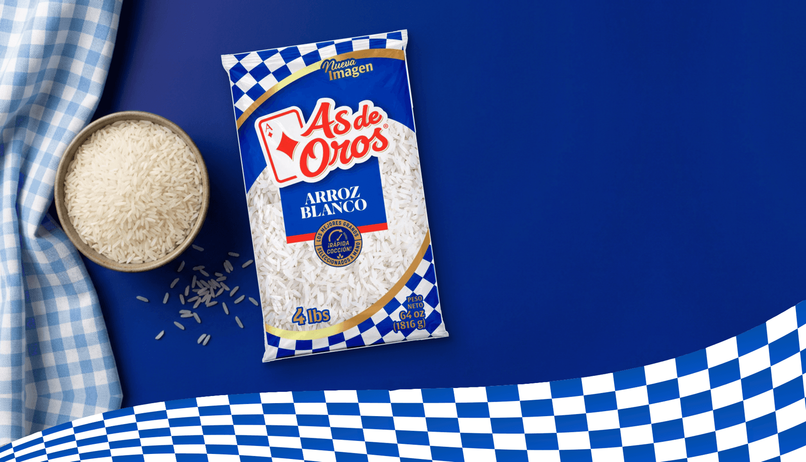 Arroz blanco As de Oros, servido junto a su empaque.