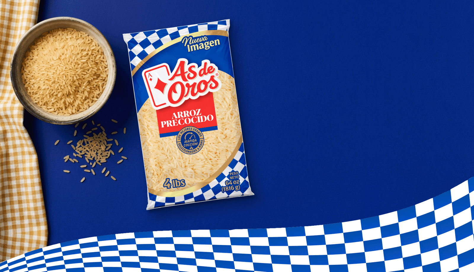 Arroz precocido As de Oros, servido junto a su empaque.