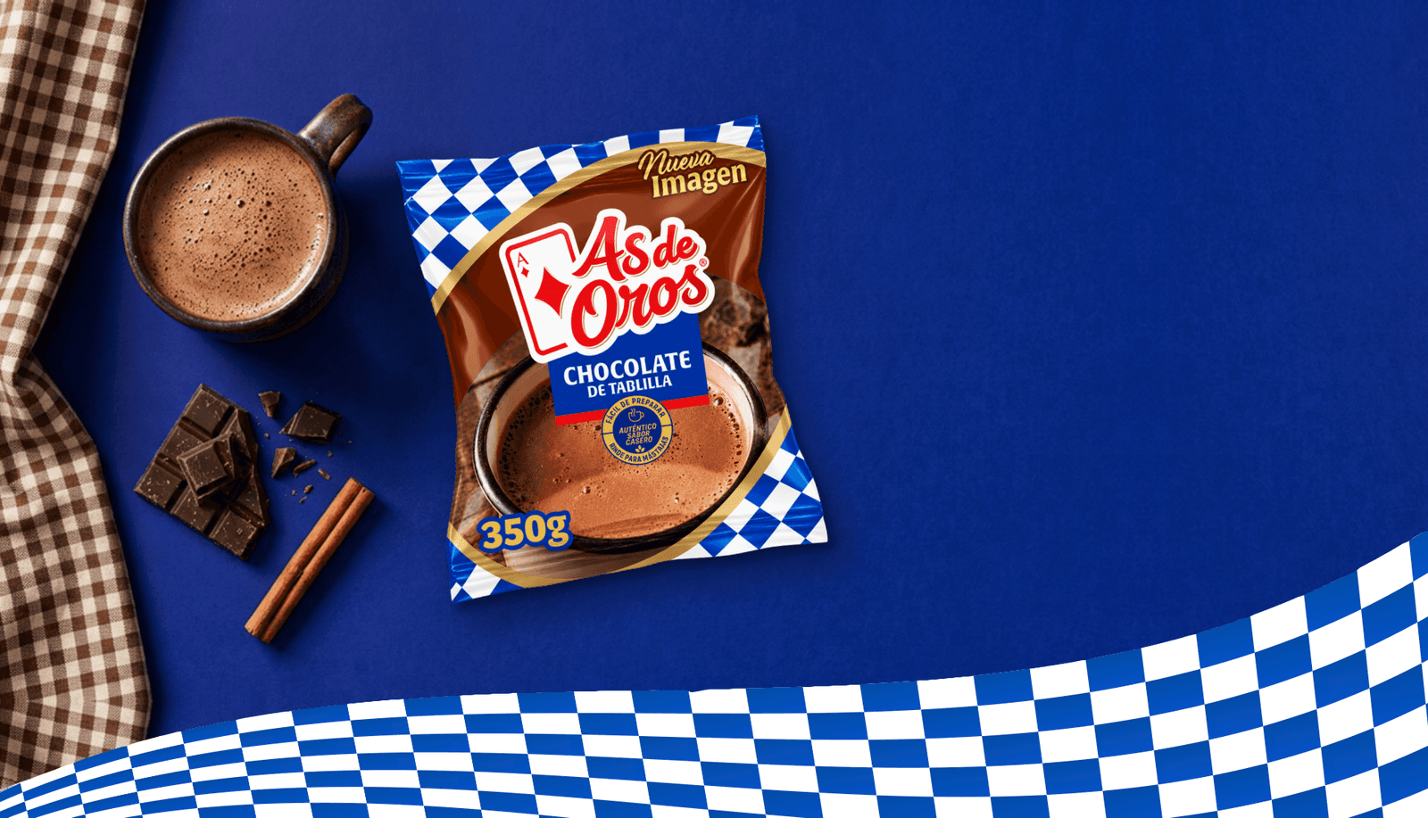 Chocolate de tablilla As de Oros, servido junto a su empaque.