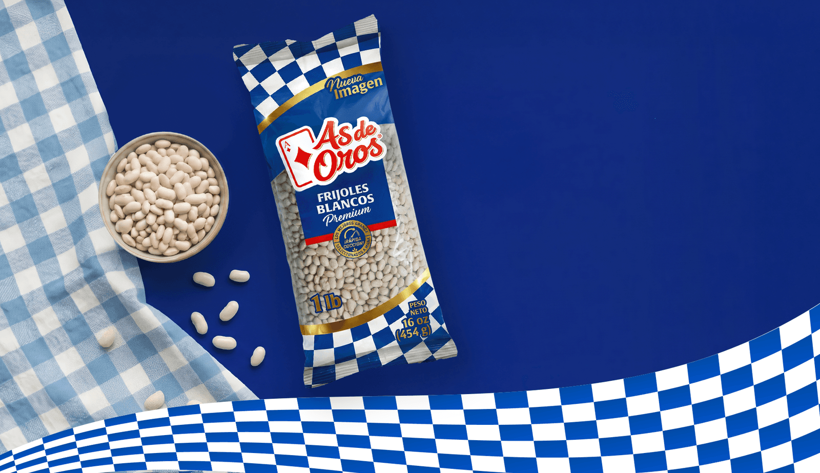 Frijoles blancos As de Oros, servido junto a su empaque.