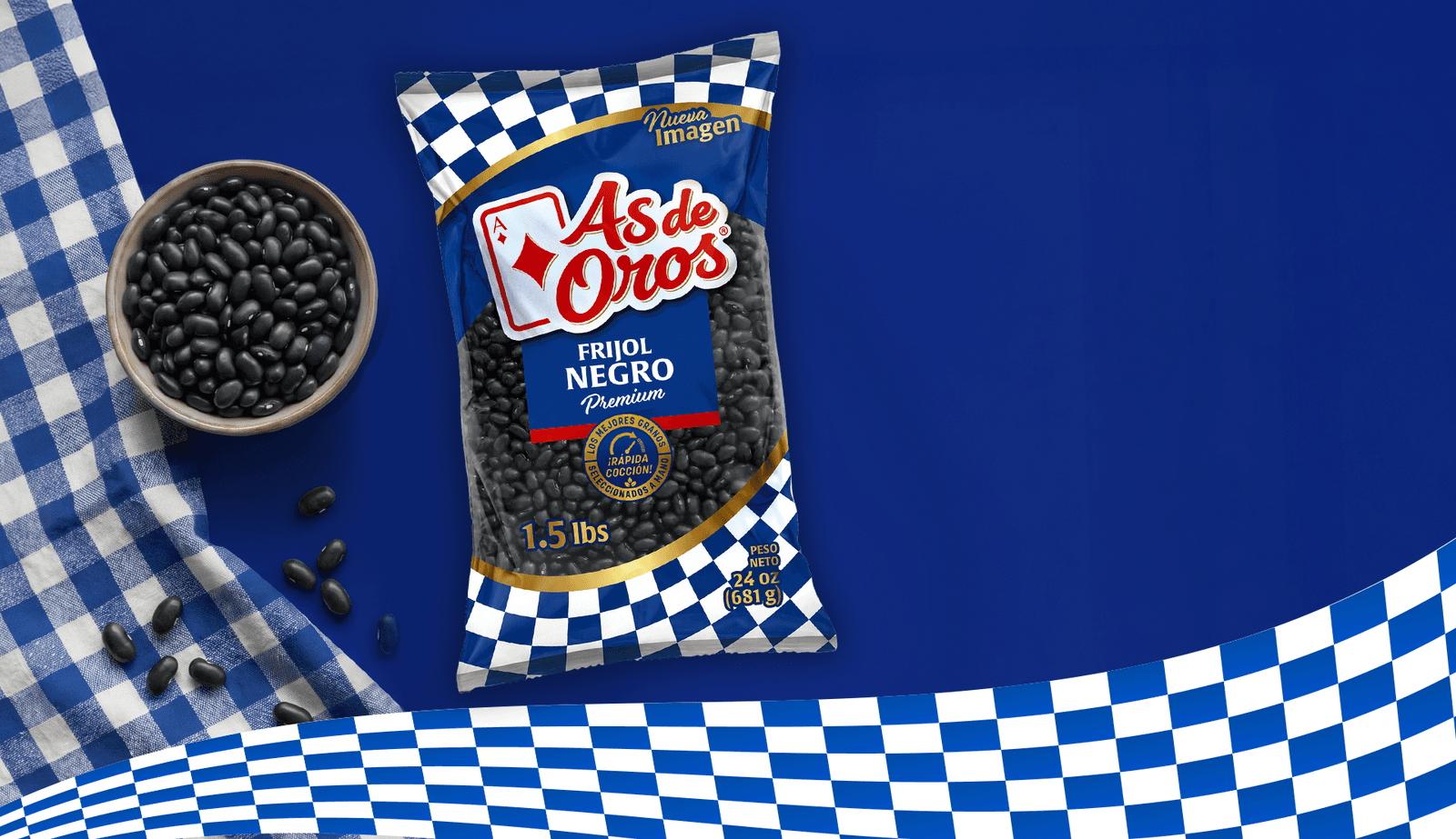 Frijoles negros As de Oros, servido junto a su empaque.