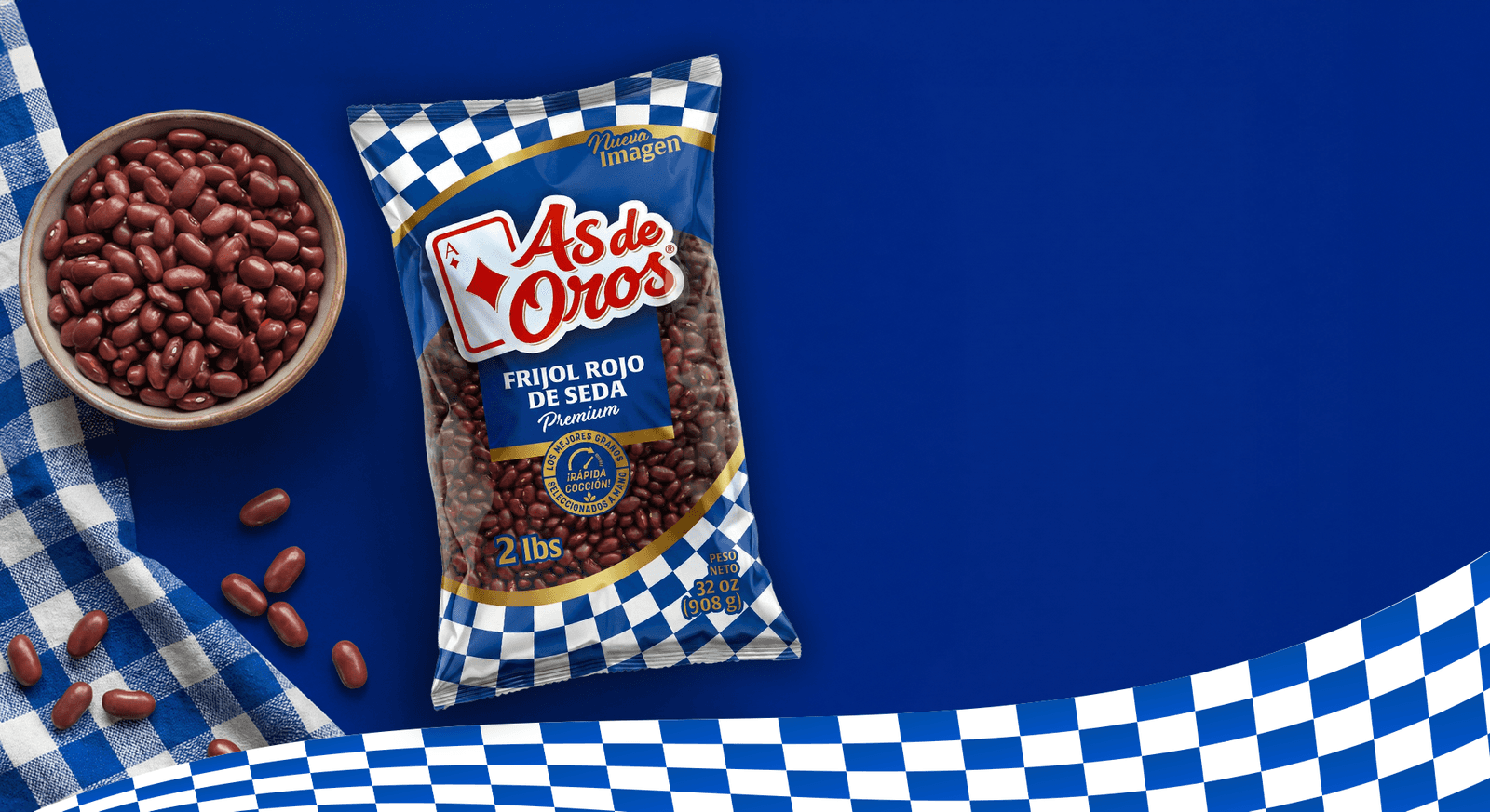 Frijol rojo de seda As de Oros, servido junto a su empaque.