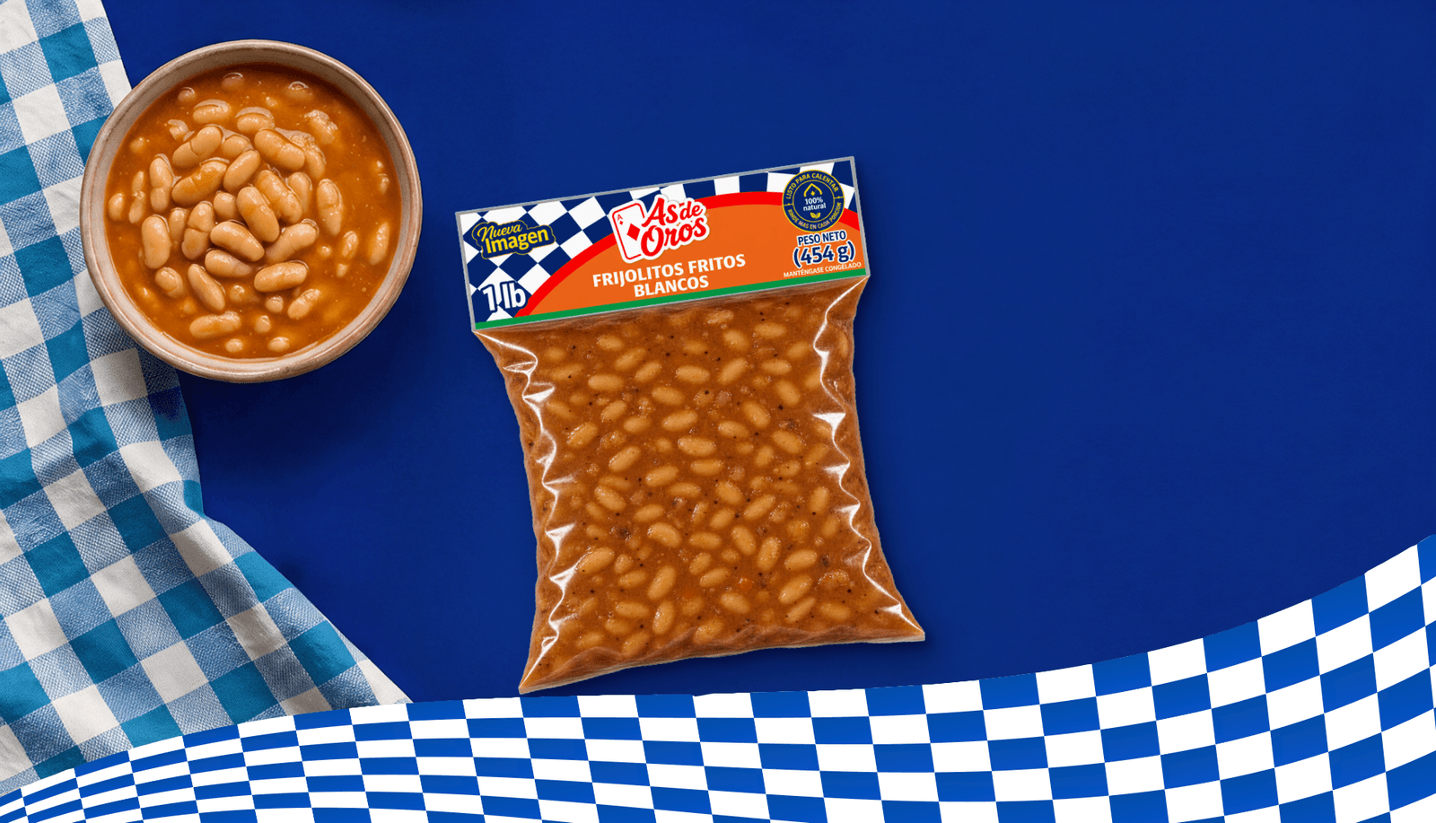 Frijoles fritos blancos Difrico, servido junto a su empaque.