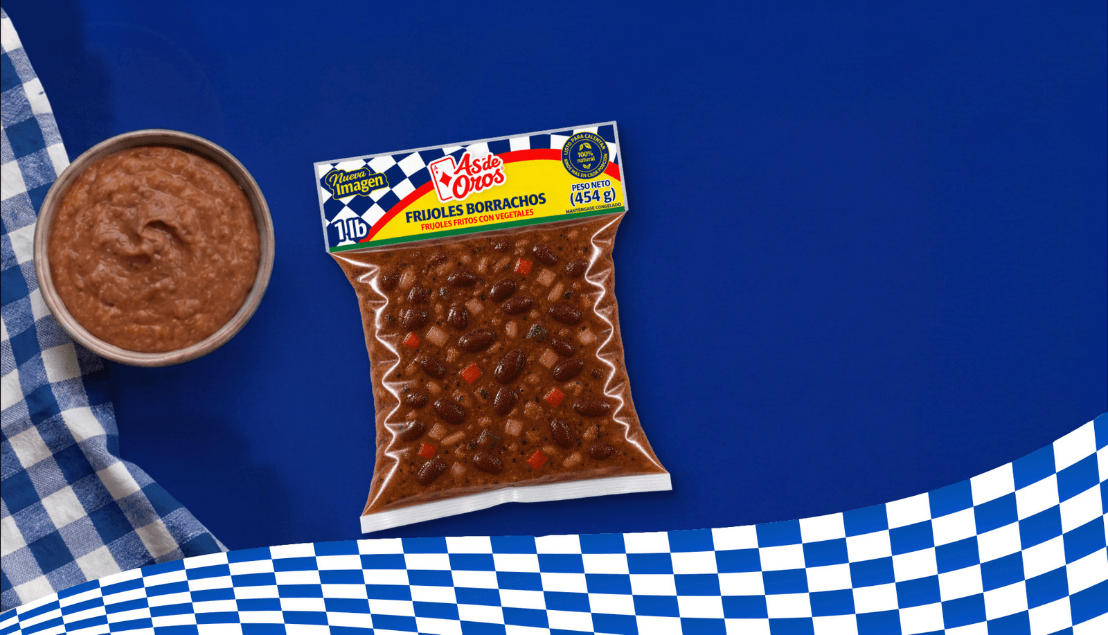 Frijoles fritos borrachos Difrico, servido junto a su empaque.