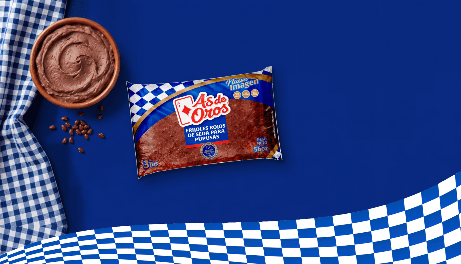 Frijoles rojos de seda para pupusas Difrico, servido junto a su empaque.