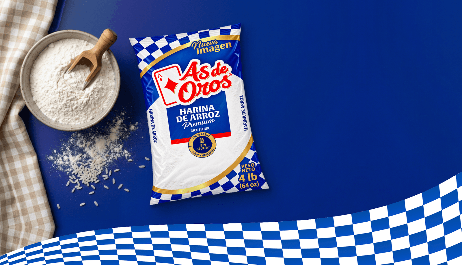 Harina de arroz premium As de Oros, servido junto a su empaque.