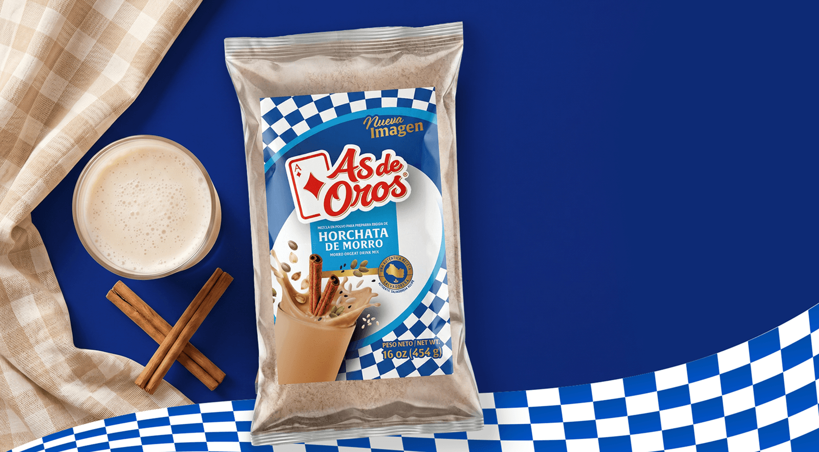 Horchata de morro As de Oros, servido junto a su empaque.