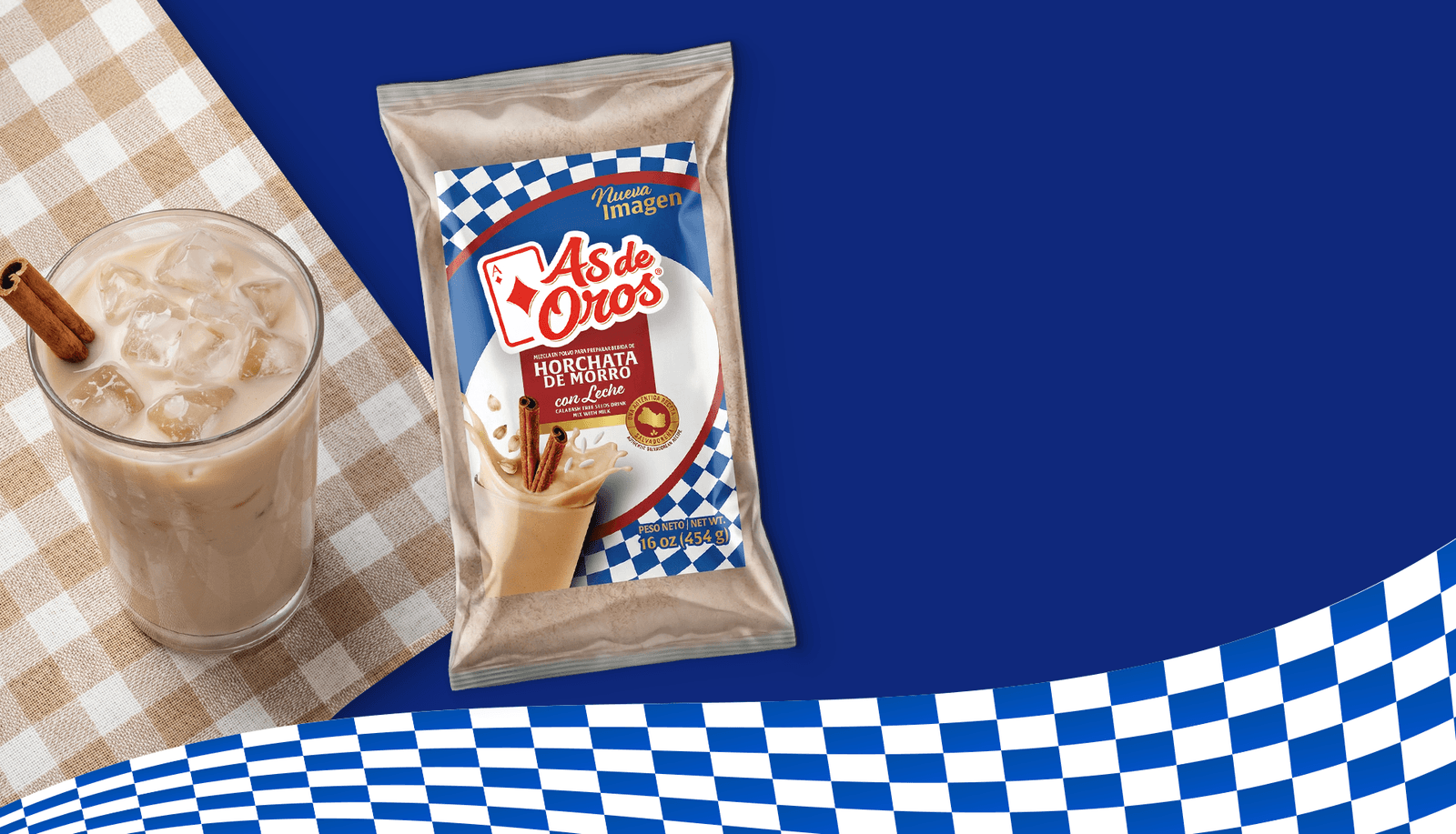 Horchata de morro con leche As de Oros, servido junto a su empaque.