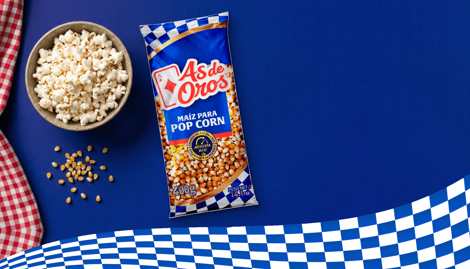 Maíz para pop corn As de Oros, servido junto a su empaque.