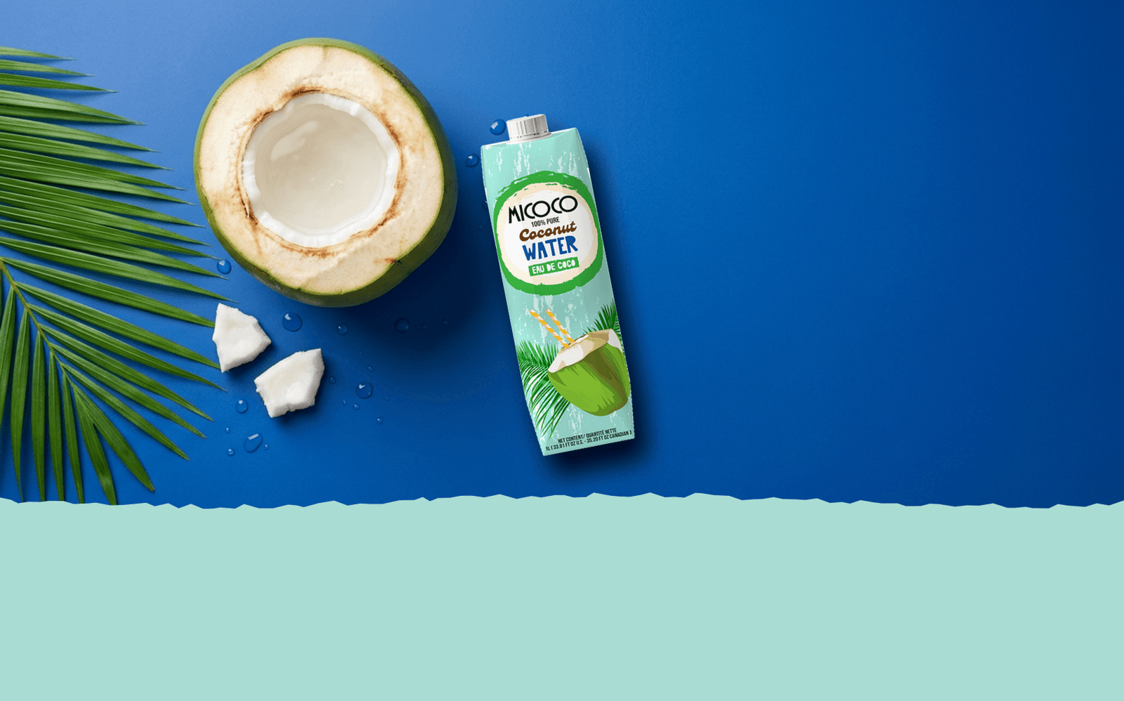 Agua de coco 100% pura familiar MICOCO, junto a un coco abierto.